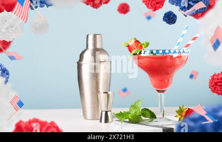 4 juillet arrière-plan des vacances. Cocktail patriotique et vol ou lévitation USA boules de papier décoratif et petits drapeaux, couleurs rouge, bleu et blanc AME Banque D'Images