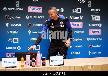 Knokke Heist, Belgique. 17 mai 2024. L'entraîneur-chef du club, Nicky Hayen, photographié lors de la conférence de presse hebdomadaire de l'équipe belge de football Club Brugge KV, vendredi 17 mai 2024 à Knokke-Heist, pour discuter du prochain match vs RSC Anderlecht que les deux clubs ont les mêmes points en tête du championnat avant l'avant-dernier match des play-offs du titre dans le championnat de Belgique Jupiler Pro League. BELGA PHOTO KURT DESPLENTER crédit : Belga News Agency/Alamy Live News Banque D'Images