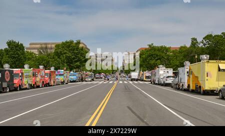 Washington DC, États-Unis - 3 mai 2024 : rangée de camions de restauration rapide et de crème glacée garés sur l'une des routes principales de Washington DC Banque D'Images