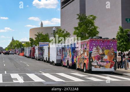 Washington DC, États-Unis - 2 mai 2024 : rangée de camions de restauration rapide, de crème glacée et de souvenirs garés devant le musée de l'air et de l'espace de l'Institut Smithsonian Banque D'Images