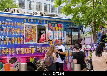 Washington DC, États-Unis - 3 mai 2024 : les gens achètent des crèmes glacées à partir d'un camion de crème glacée mobile garé sur l'une des routes principales de Washington DC Banque D'Images