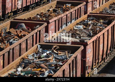 Duisburg, région de la Ruhr, Rhénanie du Nord-Westphalie, Allemagne - wagons de chemin de fer avec ferraille à HKM Huettenwerk Krupp Mannesmann à Duisburg-Huettenheim. Cu Banque D'Images