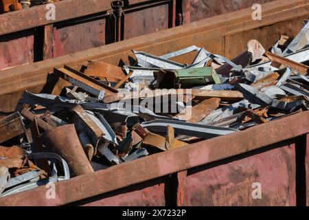 Duisburg, région de la Ruhr, Rhénanie du Nord-Westphalie, Allemagne - wagons de chemin de fer avec ferraille à HKM Huettenwerk Krupp Mannesmann à Duisburg-Huettenheim. Cu Banque D'Images