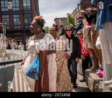 Les ambassadeurs de la marque costumée accueillent des milliers de fans de Bridgerton envahissant le Meatpacking District à New York le samedi 11 mai 2024 pour une activation pop-up de la marque pour le populaire programme de fiction historique Netflix en streaming. La troisième saison de Bridgerton sera diffusée le 16 mai 2024. (© Richard B. Levine) Banque D'Images