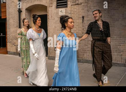 Les ambassadeurs costumés de la marque défilent pour accueillir des milliers de fans de Bridgerton envahissant le Meatpacking District à New York le samedi 11 mai 2024 pour une activation pop-up de la marque pour le populaire programme de fiction historique Netflix en streaming. La troisième saison de Bridgerton sera diffusée le 16 mai 2024. (© Richard B. Levine) Banque D'Images