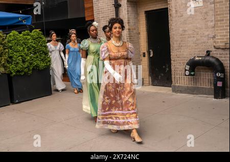 Les ambassadeurs costumés de la marque défilent pour accueillir des milliers de fans de Bridgerton envahissant le Meatpacking District à New York le samedi 11 mai 2024 pour une activation pop-up de la marque pour le populaire programme de fiction historique Netflix en streaming. La troisième saison de Bridgerton sera diffusée le 16 mai 2024. (© Richard B. Levine) Banque D'Images