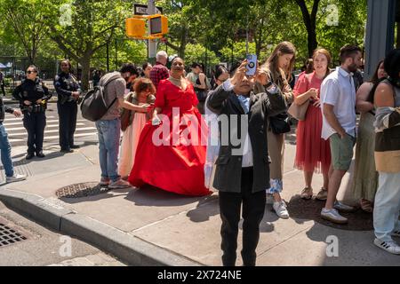 Des milliers de fans de Bridgerton envahissent le Meatpacking District à New York le samedi 11 mai 2024 pour une activation pop-up de la marque pour le populaire programme de fiction historique Netflix en streaming. La troisième saison de Bridgerton sera diffusée le 16 mai 2024. (© Richard B. Levine) Banque D'Images