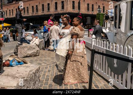 Les ambassadeurs de la marque costumée accueillent des milliers de fans de Bridgerton envahissant le Meatpacking District à New York le samedi 11 mai 2024 pour une activation pop-up de la marque pour le populaire programme de fiction historique Netflix en streaming. La troisième saison de Bridgerton sera diffusée le 16 mai 2024. (© Richard B. Levine) Banque D'Images