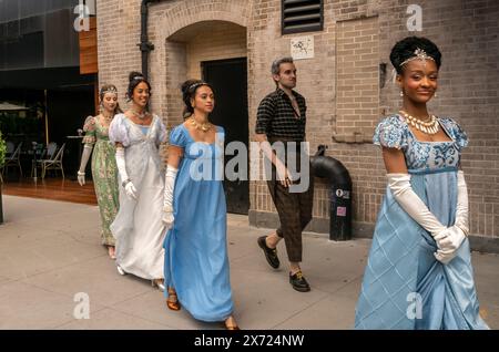 Les ambassadeurs costumés de la marque défilent pour accueillir des milliers de fans de Bridgerton envahissant le Meatpacking District à New York le samedi 11 mai 2024 pour une activation pop-up de la marque pour le populaire programme de fiction historique Netflix en streaming. La troisième saison de Bridgerton sera diffusée le 16 mai 2024. (© Richard B. Levine) Banque D'Images