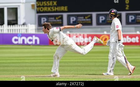 Hove UK 17 mai 2024 - George Hill bowling pour le Yorkshire pendant la première journée du match de cricket Vitality County Championship League Two entre le Sussex et le Yorkshire au 1er Central County Ground à Hove : crédit Simon Dack /TPI/ Alamy Live News Banque D'Images