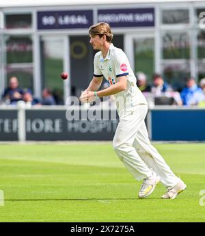 Hove UK 17 mai 2024 - George Hill bowling pour le Yorkshire pendant la première journée du match de cricket Vitality County Championship League Two entre le Sussex et le Yorkshire au 1er Central County Ground à Hove : crédit Simon Dack /TPI/ Alamy Live News Banque D'Images
