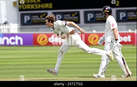 Hove UK 17 mai 2024 - George Hill bowling pour le Yorkshire pendant la première journée du match de cricket Vitality County Championship League Two entre le Sussex et le Yorkshire au 1er Central County Ground à Hove : crédit Simon Dack /TPI/ Alamy Live News Banque D'Images
