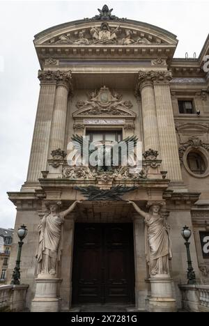 France, Paris - 04 janv. 2024 - entrée à l'opéra Palais Garnier avec des caryatides. Détails architecturaux du Palais Garnier (Opéra National Banque D'Images