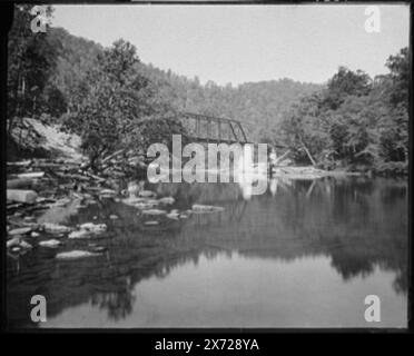 Crossing the Elk, West Virginia, '216' on Negative., commandé par West Virginia and Pittsburgh Railroad., Detroit Publishing Co. No. 01867., Gift ; State Historical Society of Colorado ; 1949, Rivers. , Ponts de chemin de fer. , États-Unis, Virginie-occidentale, Elk River. Banque D'Images