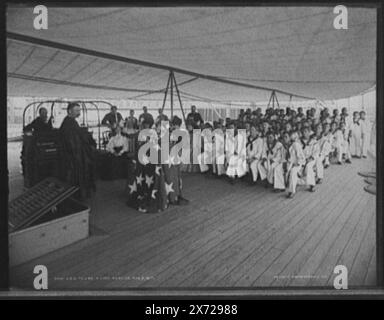 U.S.S. Texas, service divin, 8 août 1897, attribution à Hart sur la base du négatif D4-21006., Detroit Publishing Co. No. 0765., Gift ; State Historical Society of Colorado ; 1949, Texas (Battleship) , Battleships, American. , Services religieux. Banque D'Images