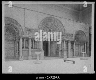 Hall of architecture, Carnegie Institute, Pittsburgh, Pa., titre de veste et partiellement conçu par catalogeur., 'portails ouest de l'église abbatiale de Saint Gilles, Gard, France, roman français, 12ème siècle après J.-C.' sur plaque., Detroit Publishing Co. No. 048244., Gift ; State Historical Society of Colorado ; 1949, Churches. , Galeries et musées. , Portes et embrasures. , Intérieurs. , États-Unis, Pennsylvanie, Pittsburgh. Banque D'Images