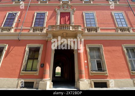 Bologne regorge de bâtiments pittoresques aux couleurs vives, en particulier rouges. En fait, Bologne est la ville rouge dans laquelle les rues pleines d'arcades une Banque D'Images