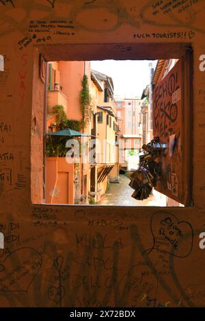 Bologne regorge de bâtiments pittoresques aux couleurs vives, en particulier rouges. En fait, Bologne est la ville rouge dans laquelle les rues pleines d'arcades une Banque D'Images