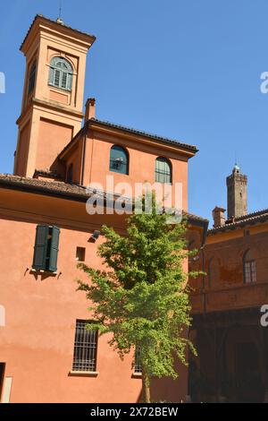 Bologne regorge de bâtiments pittoresques aux couleurs vives, en particulier rouges. En fait, Bologne est la ville rouge dans laquelle les rues pleines d'arcades une Banque D'Images