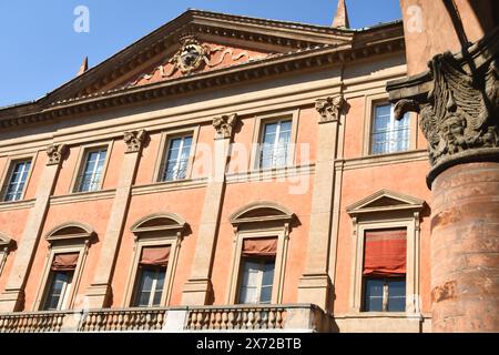 Bologne regorge de bâtiments pittoresques aux couleurs vives, en particulier rouges. En fait, Bologne est la ville rouge dans laquelle les rues pleines d'arcades une Banque D'Images