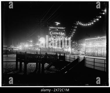 Promenade nocturne, Atlantic City, N.J., titre de la veste., 'rasez-vous, rasoir de sécurité Gillette' sur panneau., 'G 8136' sur négatif., Detroit Publishing Co. no. 500115., Gift ; State Historical Society of Colorado ; 1949, Boardwalk. , Nuit. , Panneaux électriques. , États-Unis, New Jersey, Atlantic City. Banque D'Images