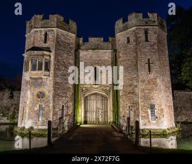 L'extérieur éclairé de la porte d'entrée du Palais des évêques dans la ville de Wells dans le Somerset, Royaume-Uni. Banque D'Images