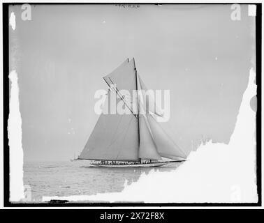 Reliance et Shamrock III manoeuvrant pour le départ, titre de veste., Detroit Publishing Co. No. 033174., Gift ; State Historical Society of Colorado ; 1949, Shamrock III (Yacht) , Reliance (Yacht) , Yachts. , Régates. , Courses de la Coupe de l'America. Banque D'Images