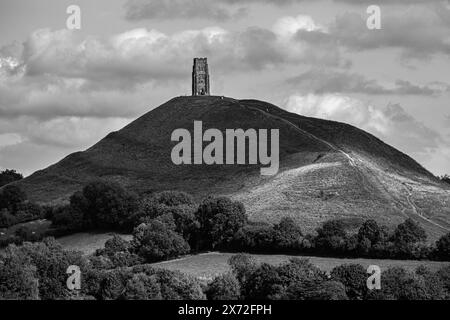 Somerset, Royaume-Uni - 13 septembre 2023 : une vue sur le Tor dans la belle ville de Glastonbury dans le Somerset, Royaume-Uni. Banque D'Images