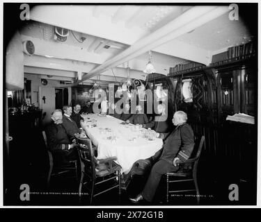 U.S.S. Oregon Ward room mess, attribution à Hart basée sur des négatifs avec des nombres similaires., '864' sur négatif., Detroit Publishing Co. No. 020843., Gift ; State Historical Society of Colorado ; 1949, Oregon (Battleship), États-Unis., Navy. , Cuirassés, américain. , Manger et boire. , Mess halls. , Officiers militaires, américain. Banque D'Images