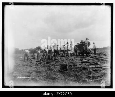 Excavation de l'asphalte, Pitch Lake, Trinidad, W.I., date basée sur Detroit, catalogue J (1901)., '47' sur négatif., Detroit Publishing Co. 08908., Gift ; State Historical Society of Colorado ; 1949, ouvriers. , Industrie du minerai. , Trinité-et-Tobago, Pitch Lake. Banque D'Images