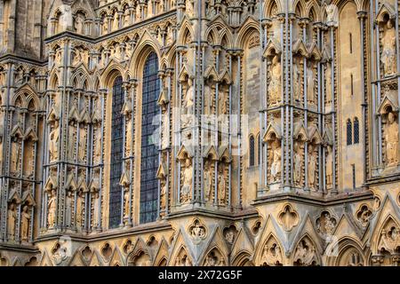 La magnifique façade sculptée de la cathédrale de Wells dans la ville de Wells dans le Somerset, Royaume-Uni. Banque D'Images