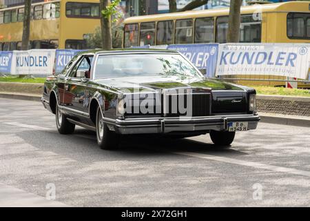 BERLIN - 04 MAI 2024 : le coupé de luxe personnel Lincoln Continental Mark V. Classic Days Berlin 2024. Banque D'Images