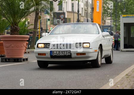 BERLIN - 04 MAI 2024 : la voiture de luxe personnelle Chrysler LeBaron cabriolet (troisième génération). Classic Days Berlin 2024. Banque D'Images