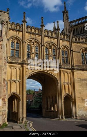 La magnifique architecture de la porte des chaînes - une porte d'entrée à côté de la cathédrale de Wells dans la belle ville de Wells dans le Somerset, Royaume-Uni. Banque D'Images