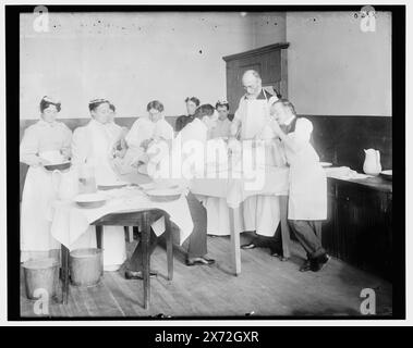 Salle d'opération, Brooklyn Naval Hospital, Brooklyn Navy Yard, 'X 150' sur négatif., Detroit Publishing Co. 32377., Gift ; State Historical Society of Colorado ; 1949, Hospitals. , Chantiers navals et stations navales. , Chirurgie. , Infirmières. , États-Unis, New York (State), New York. Banque D'Images