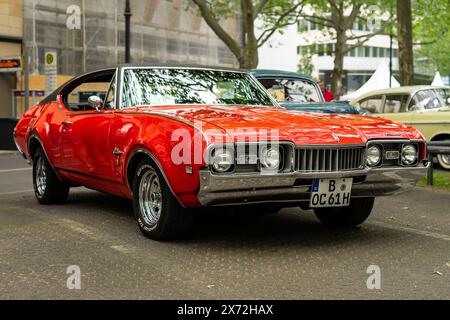 BERLIN - 04 MAI 2024 : la voiture intermédiaire Oldsmobile Cutlass S, 1968. Classic Days Berlin 2024. Banque D'Images