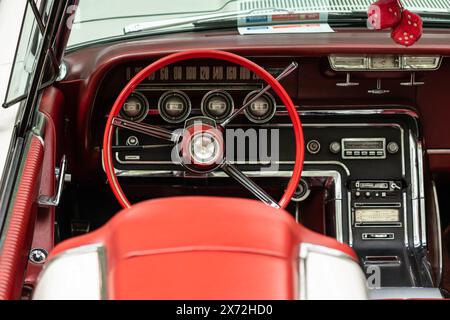 BERLIN - 04 MAI 2024 : L'intérieur d'une voiture de luxe personnelle Ford Thunderbird (quatrième génération), 1965. Classic Days Berlin 2024. Banque D'Images