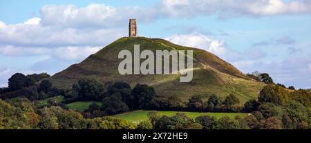 Somerset, Royaume-Uni - 13 septembre 2023 : vue panoramique sur la magnifique Glastonbury Tor dans la ville de Glastonbury dans le Somerset, Royaume-Uni. Banque D'Images