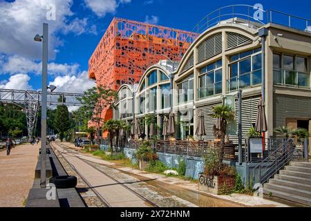 LYON, FRANCE, 15 mai 2024 : Nouveau quartier d'affaires et commercial de la Confluence entre la Saône et le Rhône dans le centre-ville de Lyon. Banque D'Images