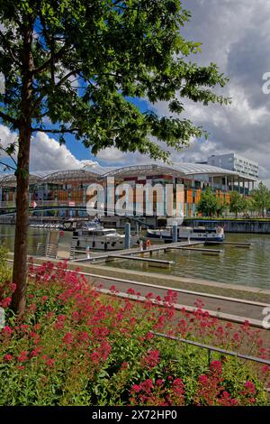 LYON, FRANCE, 15 mai 2024 : Nouveau quartier d'affaires et commercial de la Confluence entre la Saône et le Rhône dans le centre-ville de Lyon. Banque D'Images