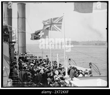 Passant devant l'escadron blanc, Hudson River, New York, 'G 4090' sur négatif., Detroit Publishing Co. No. 019571., Gift ; State Historical Society of Colorado ; 1949, Squadron of Evolution. , Rivers. , Passagers. , Bateaux à vapeur. , Navires de guerre, américain. , États-Unis, New York (État), Hudson River. Banque D'Images