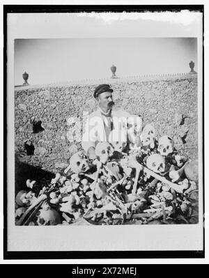 Tas d'os dans le cimetière, Necropolis Cristobal Colon, la Havane, titre de la veste., Detroit Publishing Co. No. 32427., Gift ; State Historical Society of Colorado ; 1949, cimetières. , Bones. , Cuba, la Havane. Banque D'Images