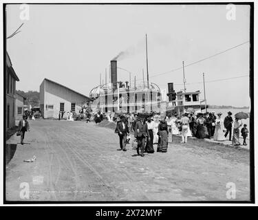 Str. Kirby Landing, Put-in-Bay, Ohio, signe sur le bateau : ce bateau pour Wehrle ; Grandon., 'G 1940' sur négatif., panneau d'affichage : Steamer Lakeside., Detroit Publishing Co. No. 017297., Gift ; State Historical Society of Colorado ; 1949, Frank E. Kirby (Side Wheeler), Grandon (Steamboat), Steamboats. , Quais et quais. , États-Unis, Ohio, Put-in-Bay. Banque D'Images