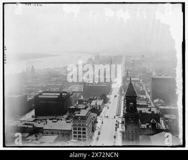 Detroit River from Dime Savings Bank Building (Dime Building), Detroit, Mich., titre de la veste., à l'origine section droite d'un plus grand panorama ; autre(s) section(s) non dans la collection., 'W e C 840' sur négatif., Detroit Publishing Co. No. 037239., Gift ; State Historical Society of Colorado ; 1949, États-Unis, Michigan, Detroit. , États-Unis, Michigan, Detroit River. Banque D'Images