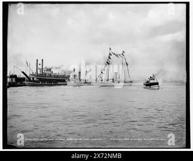 Mardi gras, Nouvelle-Orléans, approche de flotte avec Rex, Detroit Publishing Co. No. 05768., Gift ; State Historical Society of Colorado ; 1949, Galveston (Cruiser), mardi gras. , Défilés et processions. , Rivers. , Cruisers (navires de guerre), américain. , États-Unis, Louisiane, Nouvelle-Orléans. , États-Unis, Mississippi River. Banque D'Images