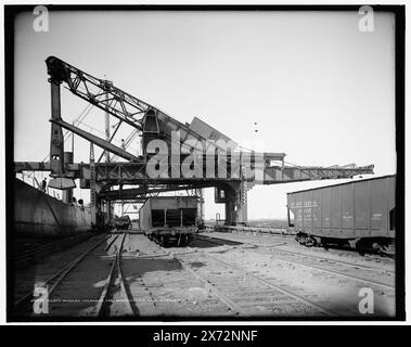 Hulett machine Loading Minore, Pennsylvania Railroad dock, Buffalo, New York, 'No. 195 Clif.' Sur négatif., Detroit Publishing Co. No. 070299., Gift ; State Historical Society of Colorado ; 1949, machines de levage. , Industrie du minerai. , Expédition. , Cargos. , Wagons de marchandises ferroviaires. , États-Unis, New York (State), Buffalo. Banque D'Images