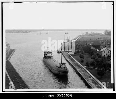 Soyez Mary's River au sud des écluses, Sault Ste. Marie, Mich., images du vidéodisque hors séquence ; l'ordre réel de gauche à droite est 06837, 06836., négatif droit cassé, côté gauche., navires verrouillés, de gauche à droite : R.L. Ireland, Henry Steinbrenner de Fairport, John W. Gates de Duluth., 'G-2251' à gauche négatif., Detroit Publishing Co. no. 010880., Gift ; State Historical Society of Colorado ; 1949, Rivers. , Quais et quais. , Cargos. , Bateaux à vapeur. , Canaux. , États-Unis, Michigan, Sault Sainte Marie. , États-Unis, Michigan, Sault Sainte Marie canal. , États-Unis, Michigan, Saint Marys Banque D'Images