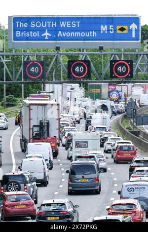 Bristol, Royaume-Uni. 17 mai 2024. L'escapade ensoleillée du week-end provoque des embouteillages avec des panneaux Matrix limitant la vitesse à 40/50mph sur la M5 entre les jonctions 15/16 et 17 à Bristol. Highways England rapporte des vitesses dans les années 20, ce qui est normal un vendredi ensoleillé quand les gens se dirigent vers le sud vers Devon et Cornwall. Crédit : JMF News/Alamy Live News Banque D'Images