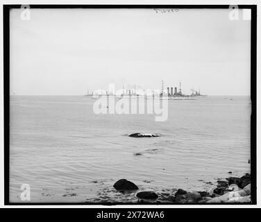 Escadron de l'Atlantique Nord à Sandy Bay, Rockport, Mass., titre de veste., '3453' sur négatif., Detroit Publishing Co. no. 034456., Gift ; State Historical Society of Colorado ; 1949, Harbors. , Navires de guerre, américain. , États-Unis, Massachusetts, Rockport. Banque D'Images