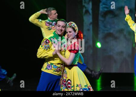 Harbin, province chinoise du Heilongjiang. 17 mai 2024. Des artistes présentent une performance lors de la 8e exposition Chine-Russie à Harbin, dans la province du Heilongjiang, au nord-est de la Chine, le 17 mai 2024. Crédit : XIe Jianfei/Xinhua/Alamy Live News Banque D'Images